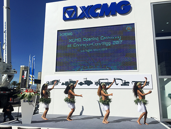 徐工展區(qū)充滿異域風情的歌舞表演