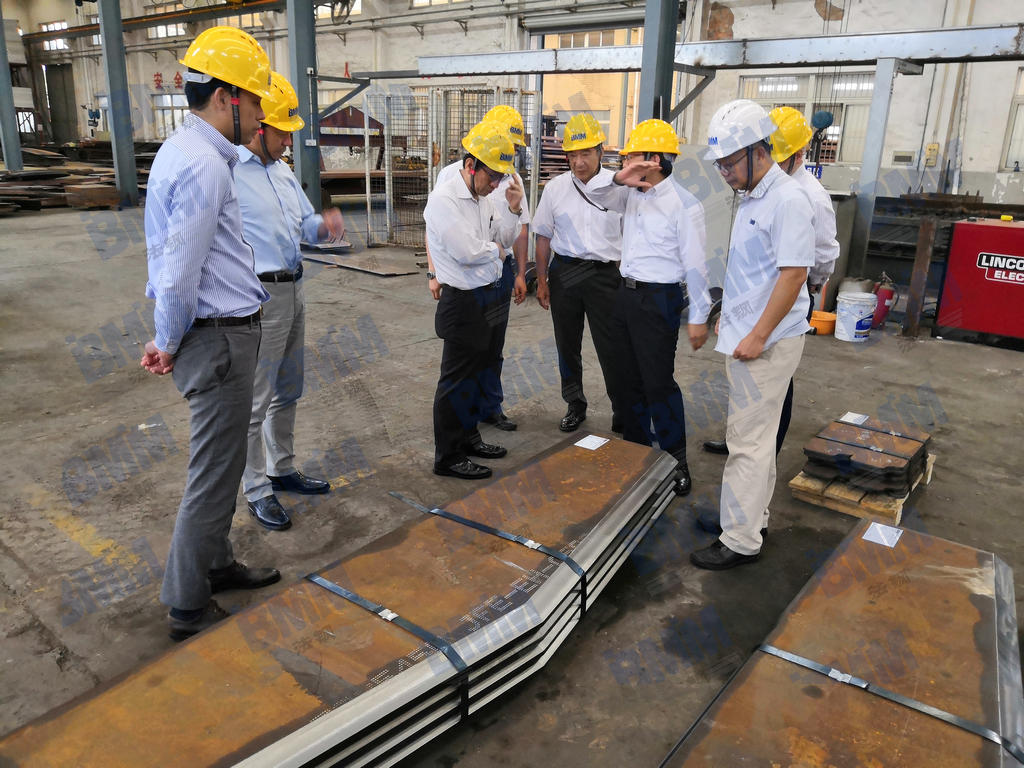 法鋼相關部門負責人陪同JFE鋼鐵高層在廠區(qū)內(nèi)參觀4